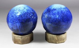 Lote 743: PAR DE ESFERAS DECORATIVAS DE CERAMICA ESMALTADA.  PAR DE ESFERAS DECORATIVAS DE CERAMICA ESMALTADA. 
