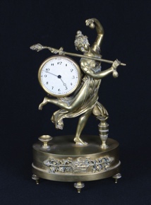 Lote 693: PEQUEÑO RELOJ DE APOYO SUIZO EN BRONCE CINCELADO.  PEQUEÑO RELOJ DE APOYO SUIZO EN BRONCE CINCELADO. 