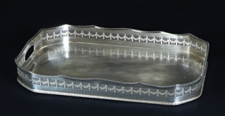 Lote 702: BANDEJA DE METAL EUROPEO PLATEADO.  BANDEJA DE METAL EUROPEO PLATEADO. 