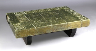 Lote 247: MESA BAJA MARROQUI CON REVESTIMIENTO DE CHAPA DE BRONCE. MESA BAJA MARROQUI CON REVESTIMIENTO DE CHAPA DE BRONCE.