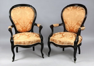 Lote 271: PAR DE ANTIGUOS SILLONES DE ESTILO COLONIAL. PAR DE ANTIGUOS SILLONES DE ESTILO COLONIAL.