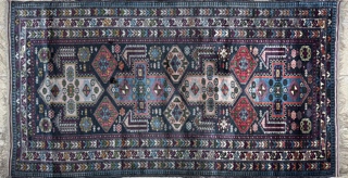 Lote 388: ALFOMBRA PERSA DE LANA TEJIDA A MANO.  ALFOMBRA PERSA DE LANA TEJIDA A MANO. 