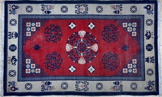 Lote 393: ALFOMBRA CHINA DE LANA TEJIDA A MANO. ALFOMBRA CHINA DE LANA TEJIDA A MANO.