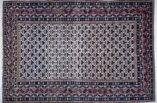 Lote 383: ALFOMBRA PERSA DE LANA TEJIDA A MANO. ALFOMBRA PERSA DE LANA TEJIDA A MANO.