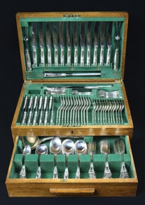 Lote 437: JUEGO DE CUBIERTOS DE METAL INGLES PLATEADO.  JUEGO DE CUBIERTOS DE METAL INGLES PLATEADO. 