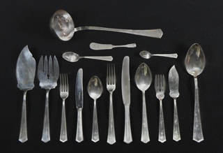 Lote 417: JUEGO DE CUBIERTOS ITALIANO DE PLATA 800 SELLADA.  JUEGO DE CUBIERTOS ITALIANO DE PLATA 800 SELLADA. 