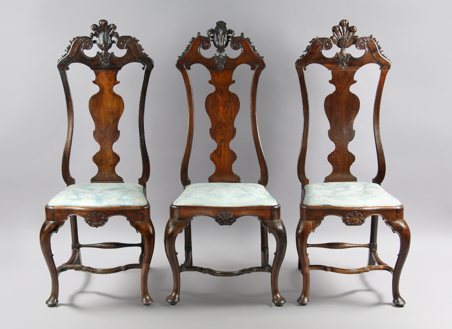 SIETE ANTIGUAS SILLAS COLONIALES PARA COMEDOR. SIETE ANTIGUAS SILLAS COLONIALES PARA COMEDOR.