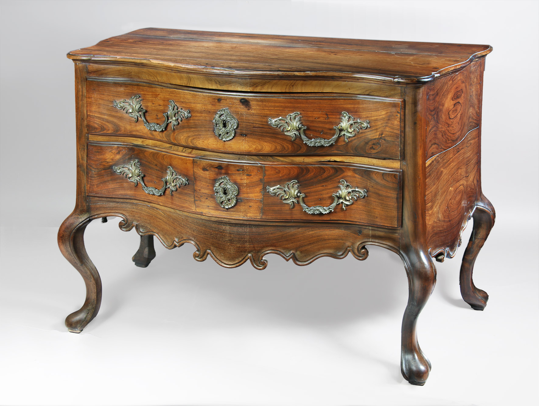 IMPORTANTE COMODA PORTUGUESA DEL SIGLO XVIII. IMPORTANTE COMODA PORTUGUESA DEL SIGLO XVIII.