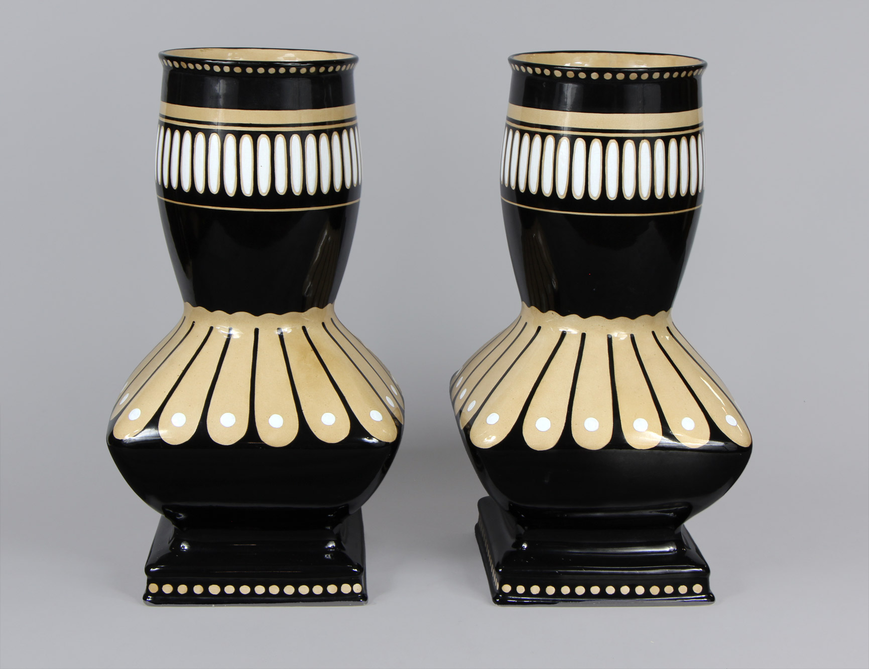  PAR DE VASOS ART DECO DE CERAMICA ALEMANA ESMALTADA. 