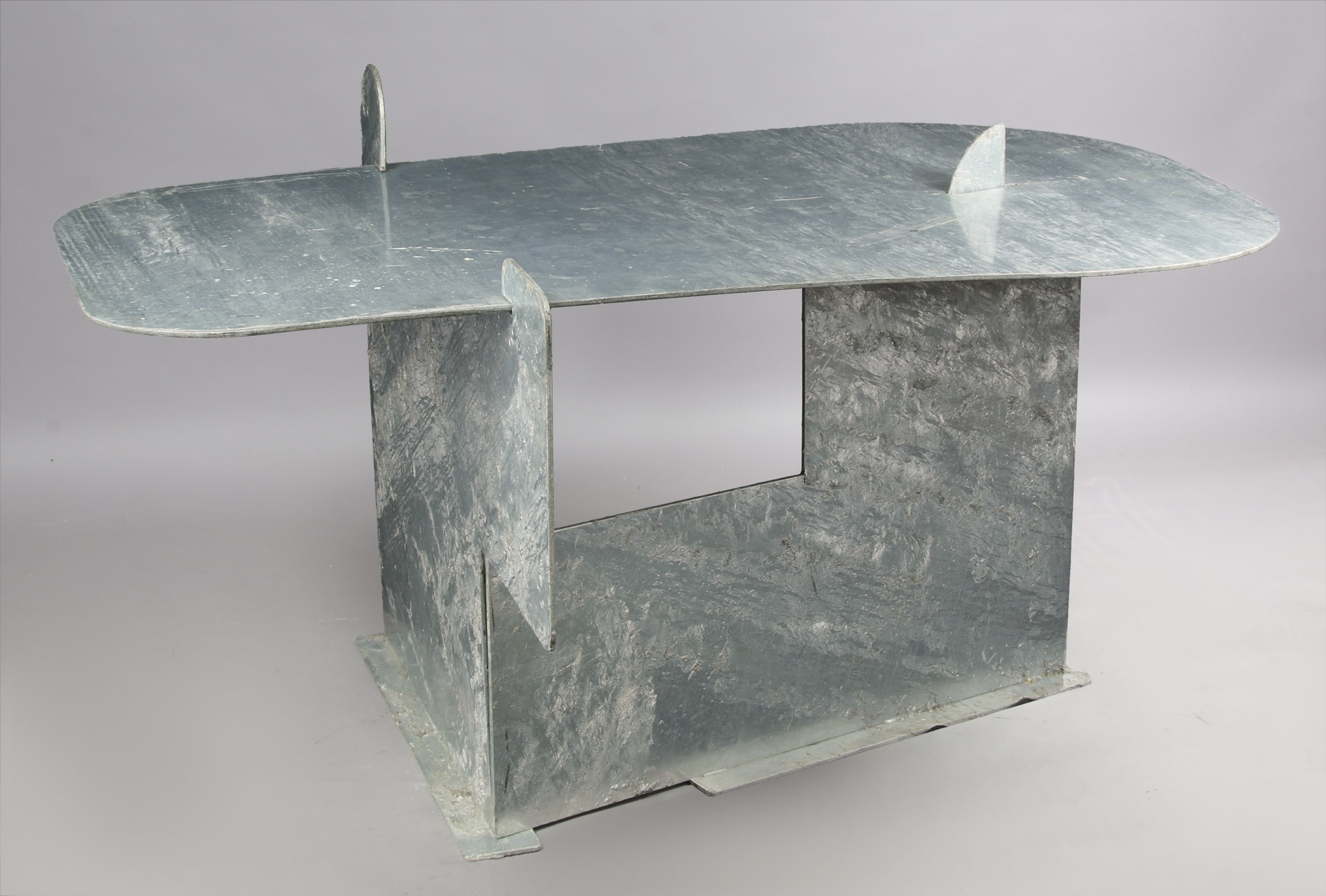 MESA DE ACERO DE DISEÑO ATRIBUIDA A ISAMU NOGUCHI. MESA DE ACERO DE DISEÑO ATRIBUIDA A ISAMU NOGUCHI.
