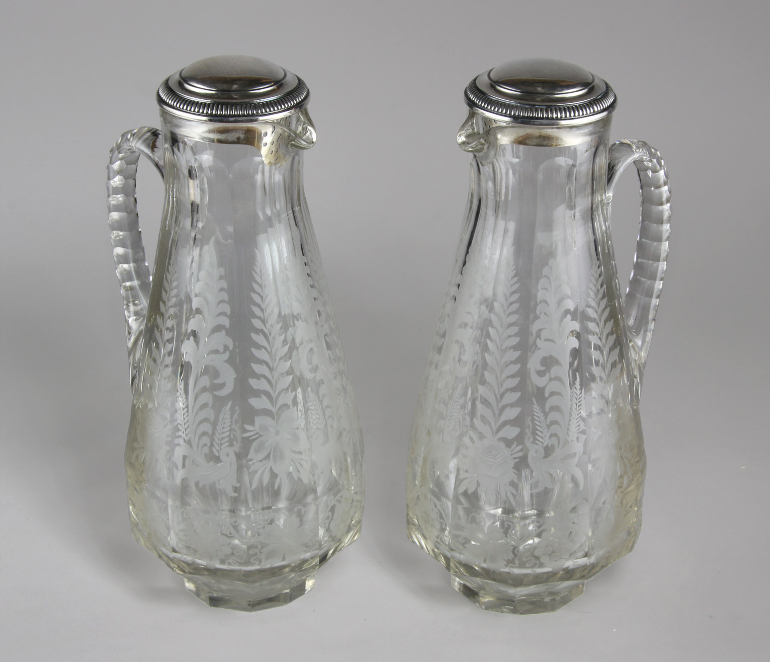  PAR DE JARRAS ALTAS FRANCESAS DE CRISTAL FACETADO.