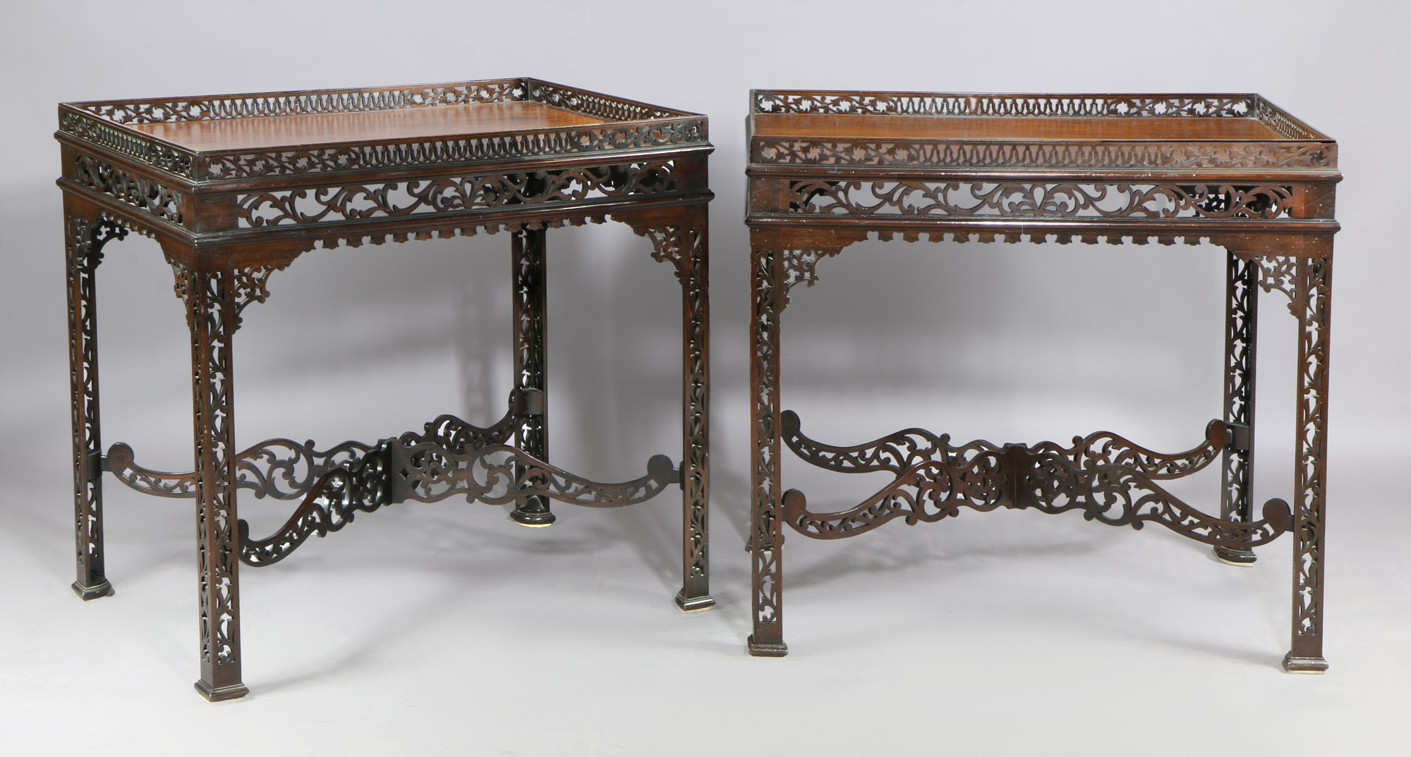 PAR DE MESAS DE ESTILO INGLES CHIPPENDALE PARA CENTRO. PAR DE MESAS DE ESTILO INGLES CHIPPENDALE PARA CENTRO.