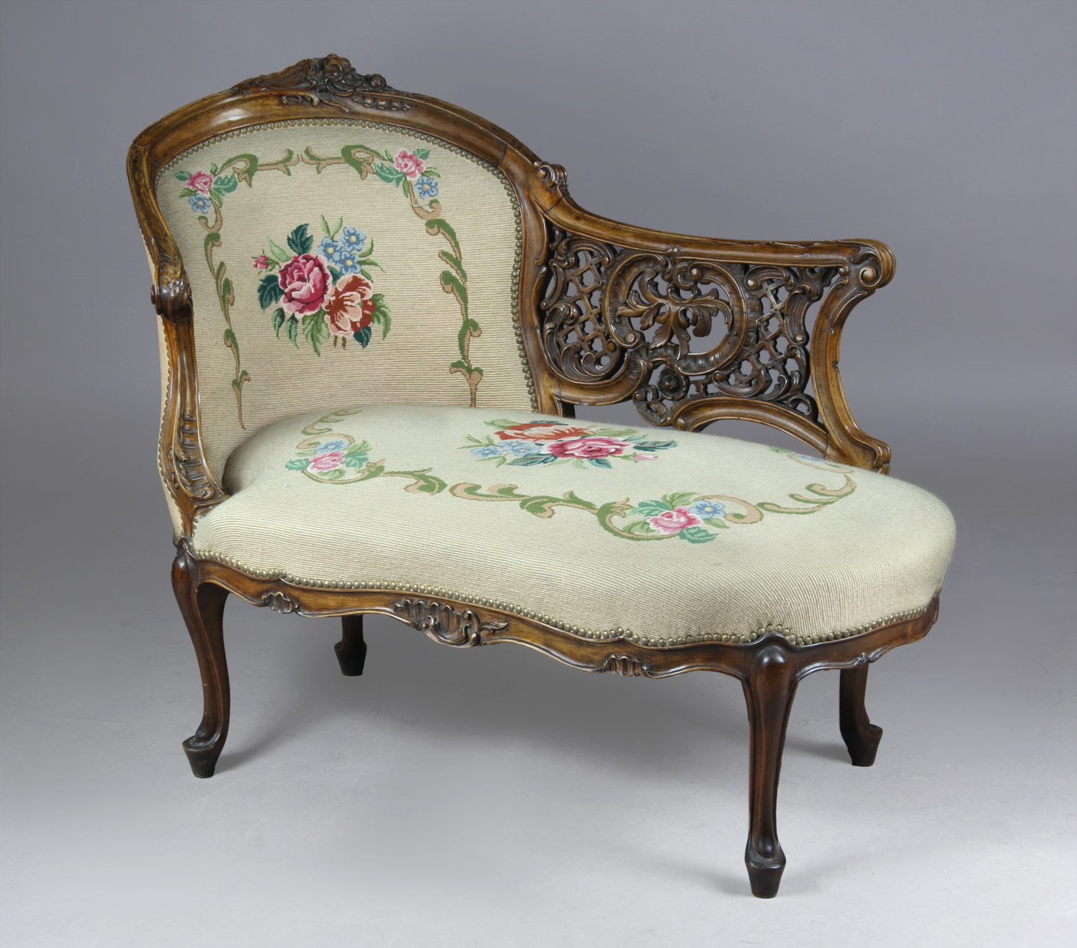 PEQUEÑA CHAISE LONGUE DE ESTILO FRANCES LUIS XV. PEQUEÑA CHAISE LONGUE DE ESTILO FRANCES LUIS XV.