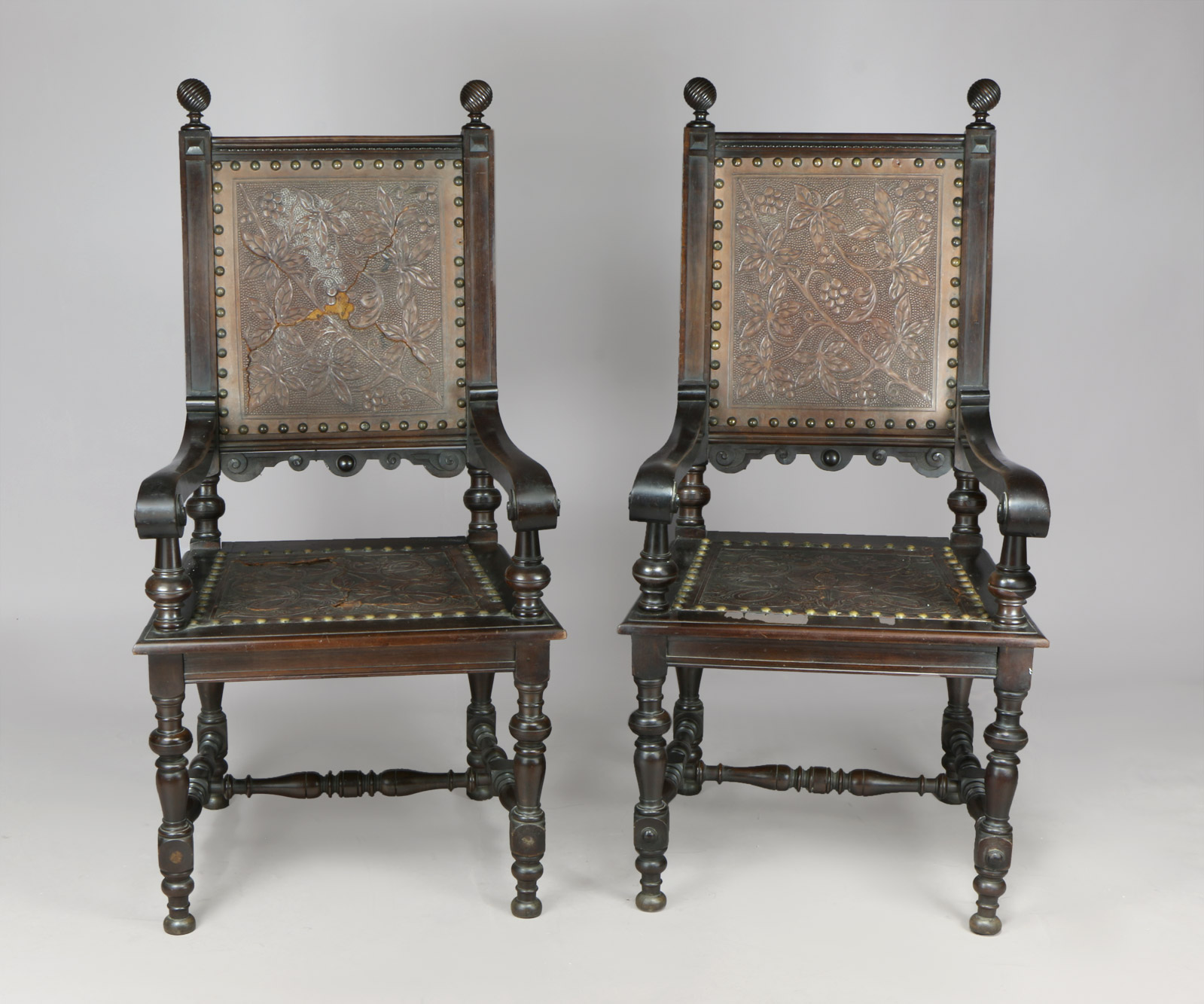  PAR DE SILLONES FRAILEROS CON ARMAZONES DE CAOBA.