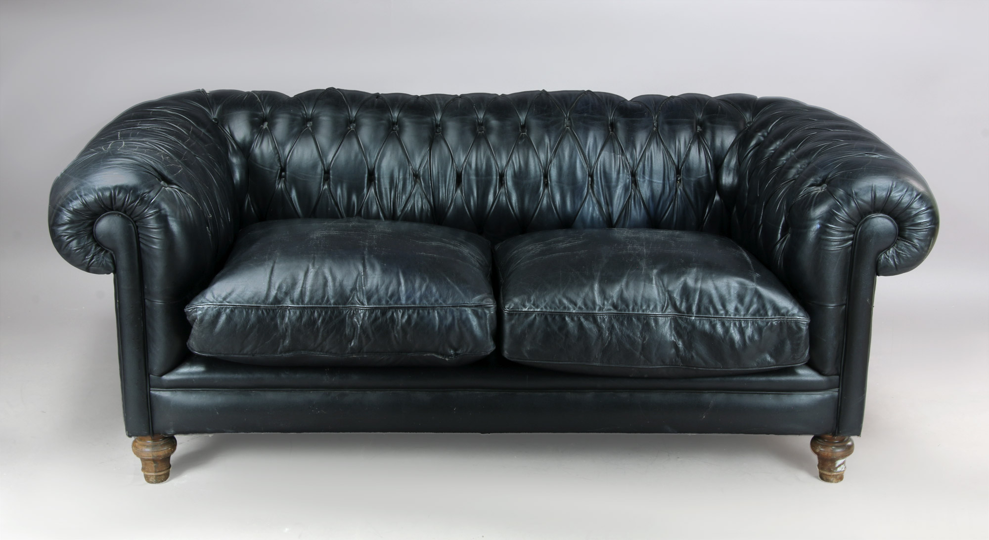  PEQUEÑO SOFA CHESTERFIELD PARA DOS CUERPOS. 