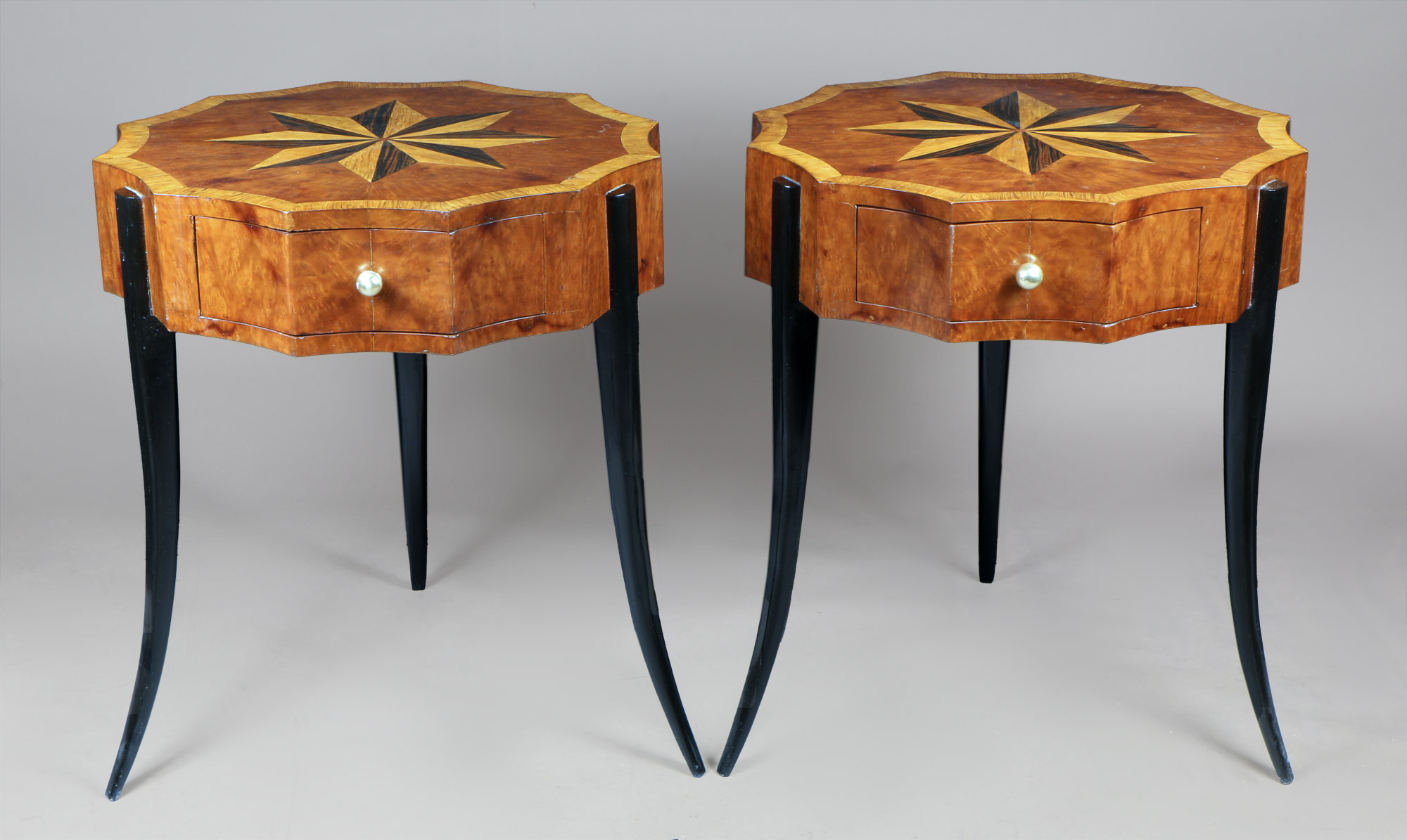 PAR DE MESAS AUXILIARES DE ESTILO ART DECO. PAR DE MESAS AUXILIARES DE ESTILO ART DECO.