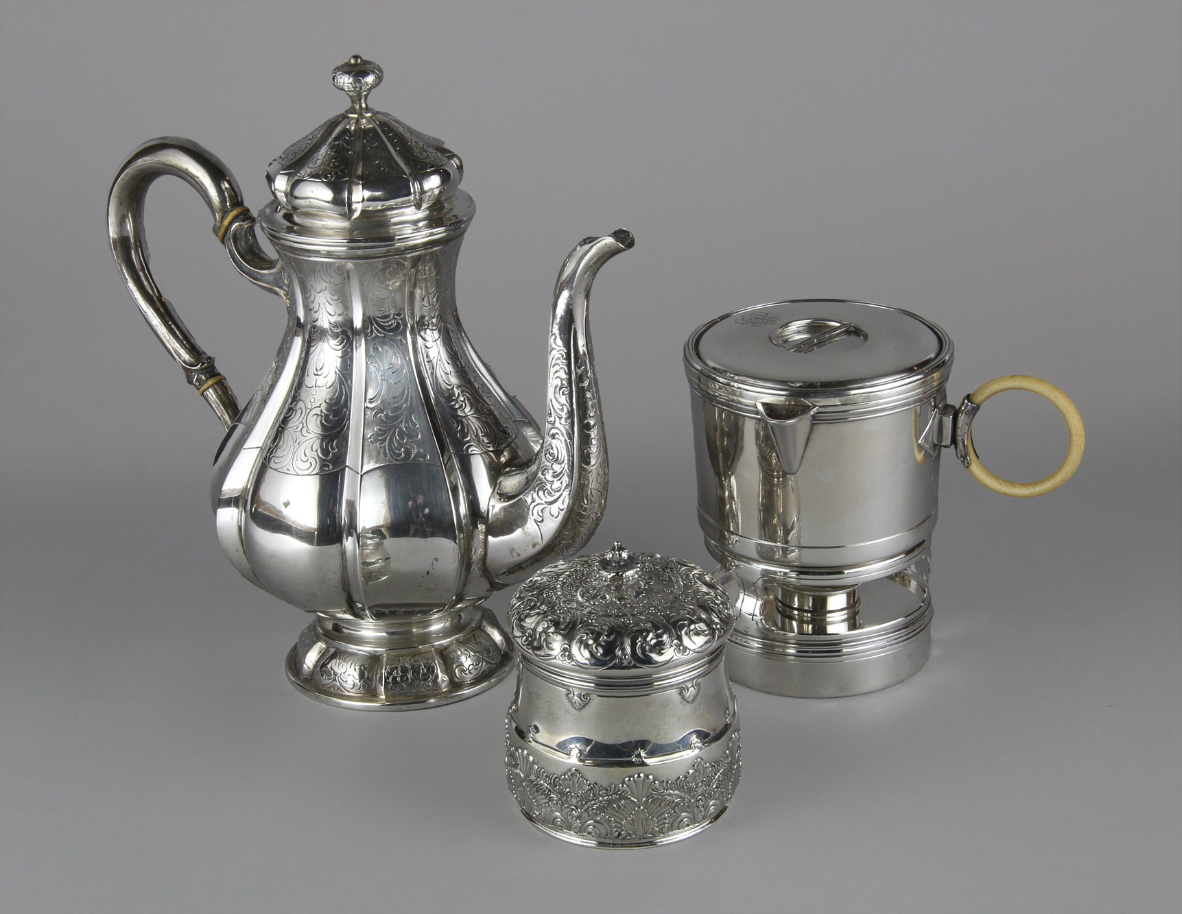 Lotes 731, 732 y 730:
CAFETERA DE PLATA 800 SELLADA CON TAPA.
ANTIGUO CALENTADOR DE PLATA FRANCESA PARA VIAJE.
POTE DE PLATA SELLADO TIFFANY & CO. CON TAPA. Lotes 731, 732 y 730:
CAFETERA DE PLATA 800 SELLADA CON TAPA.
ANTIGUO CALENTADOR DE PLATA FRANCESA PARA VIAJE.
POTE DE PLATA SELLADO TIFFANY & CO. CON TAPA.