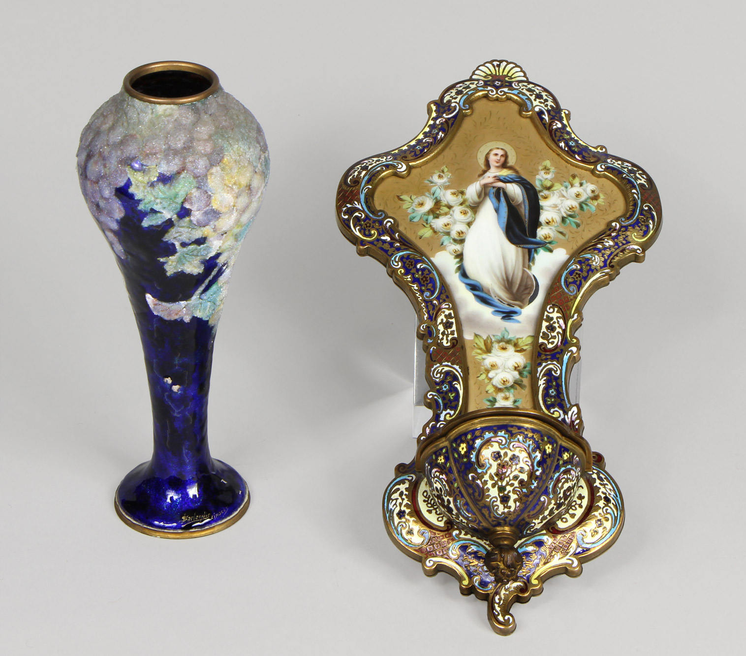 Lotes 1017 y 1016: 
																		SARLANDIE, Jules: VASO ARTISTICO DE ESMALTE SOBRE COBRE FIRMADO J. SARLANDIE. 
																		ANTIGUA PILA PARA AGUA BENDITA FRANCESA DE BRONCE CLOISONNÉ.