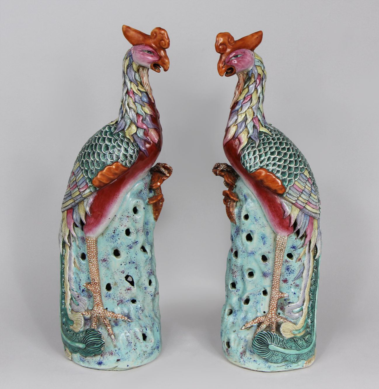  PAR DE IMPORTANTES FIGURAS CHINAS DE ALFARERIA ESMALTADA.