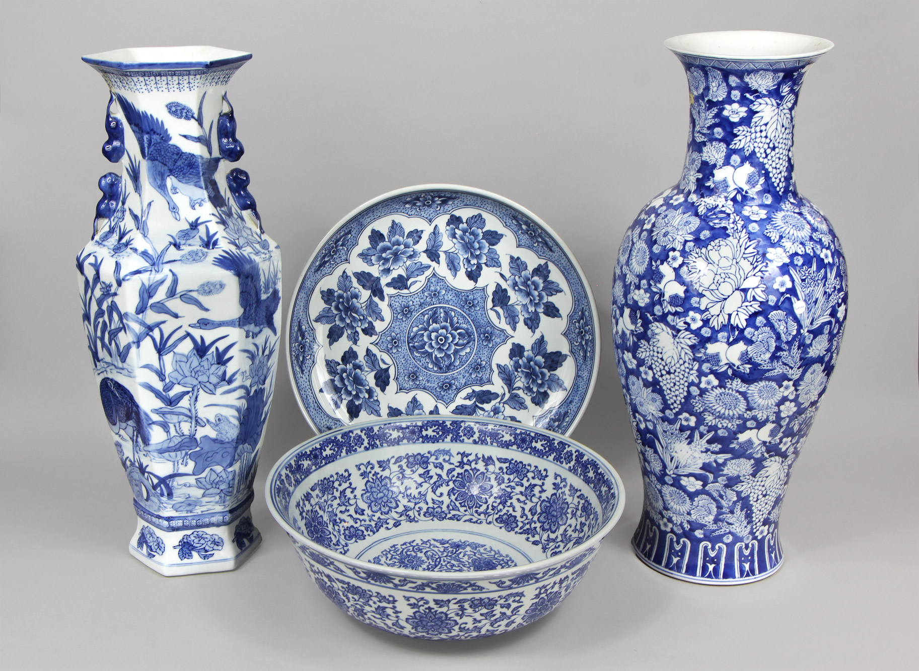 Lotes 974, 976, 973 y 975: 
																		GRAN VASO CHINO DE PORCELANA ESMALTADA. 
																		GRAN PLATO CHINO DE PORCELANA ESMALTADA. 
																		GRAN VASO CHINO DE PORCELANA ESMALTADA. 
																		GRAN CENTRO HONDO CHINO DE PORCELANA ESMALTADA. 