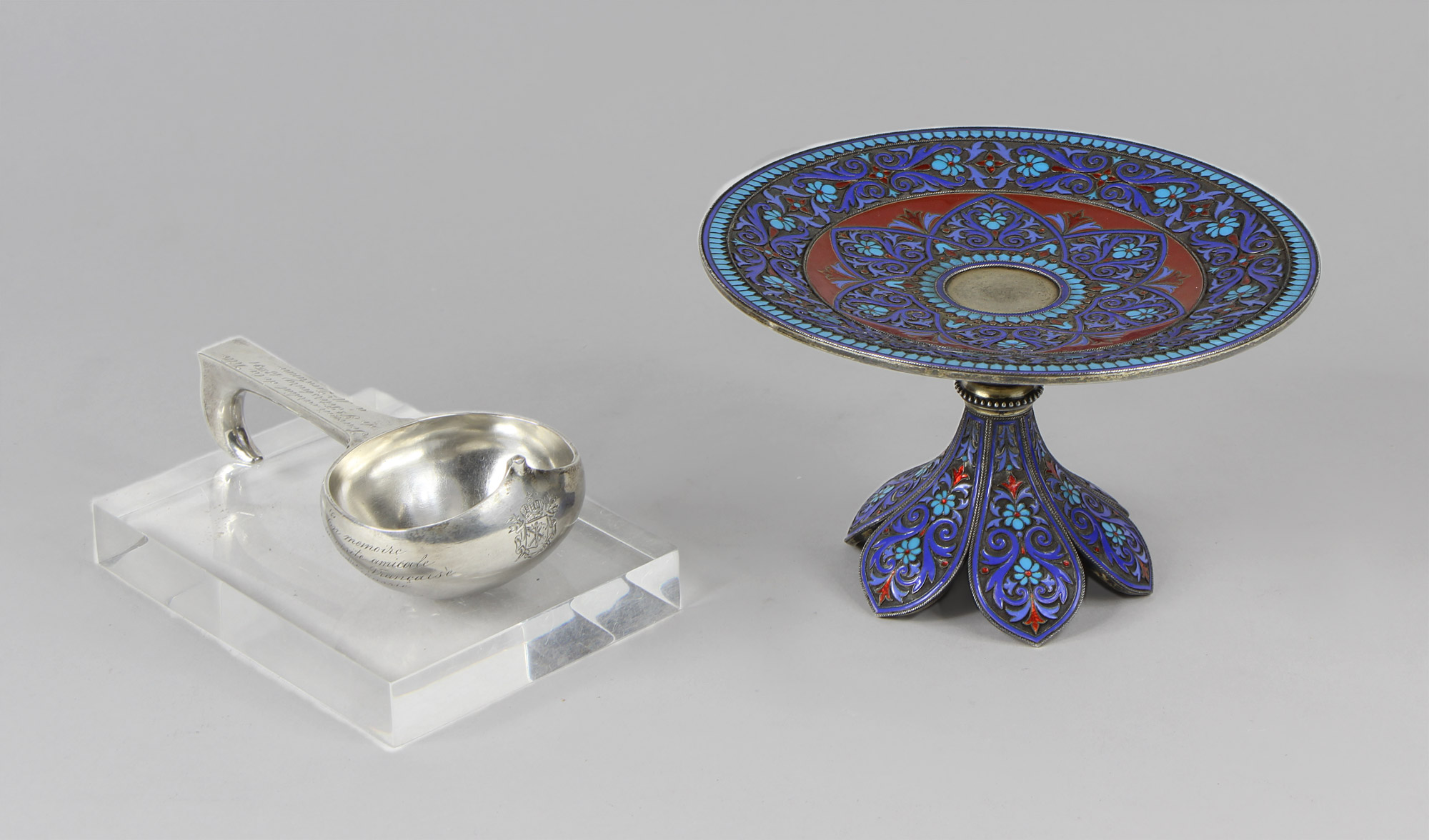 Lotes 592 y 591:
ANTIGUO KOVSH RUSO CON PUNZON DE ORFEBRE.
ANTIGUO CENTRO RUSO DE ESMALTE CLOISONNE SELLADO. Lotes 592 y 591:
ANTIGUO KOVSH RUSO CON PUNZON DE ORFEBRE.
ANTIGUO CENTRO RUSO DE ESMALTE CLOISONNE SELLADO.