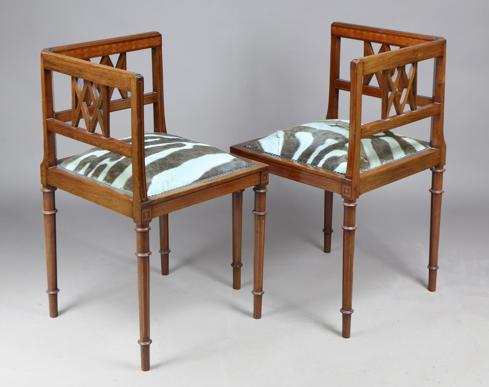 PAR DE SILLAS RINCONERAS INGLESAS EDUARDIANAS. PAR DE SILLAS RINCONERAS INGLESAS EDUARDIANAS.