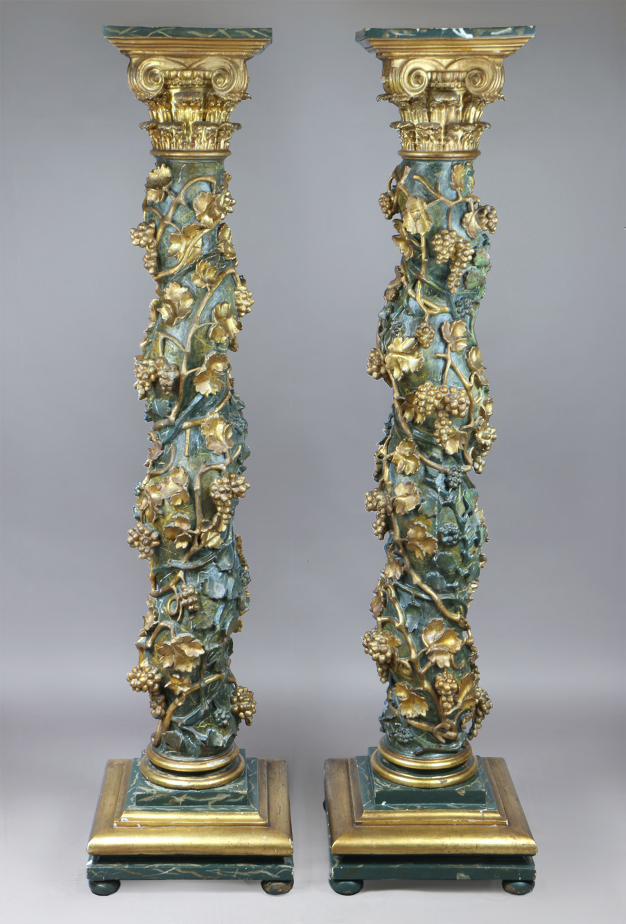 PAR DE ANTIGUAS COLUMNAS SALOMONICAS DE MADERA TALLADA. PAR DE ANTIGUAS COLUMNAS SALOMONICAS DE MADERA TALLADA.