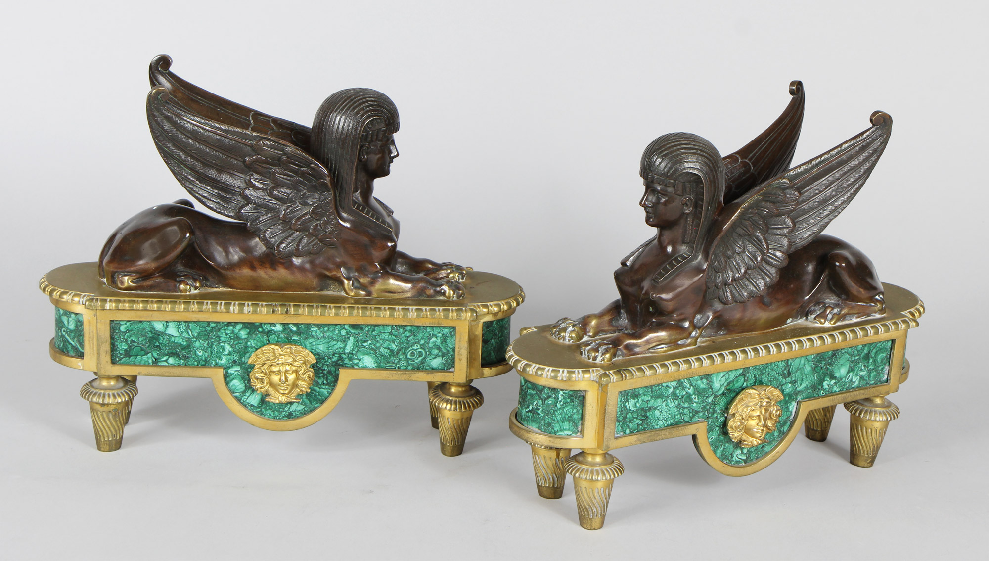 PAR DE CHENETS FRANCESES DE BRONCE ESTILO IMPERIO. PAR DE CHENETS FRANCESES DE BRONCE ESTILO IMPERIO.