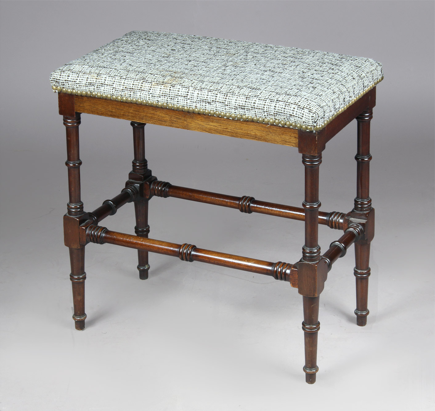 PEQUEÑA BANQUETA INGLESA DE FORMA RECTANGULAR. PEQUEÑA BANQUETA INGLESA DE FORMA RECTANGULAR.