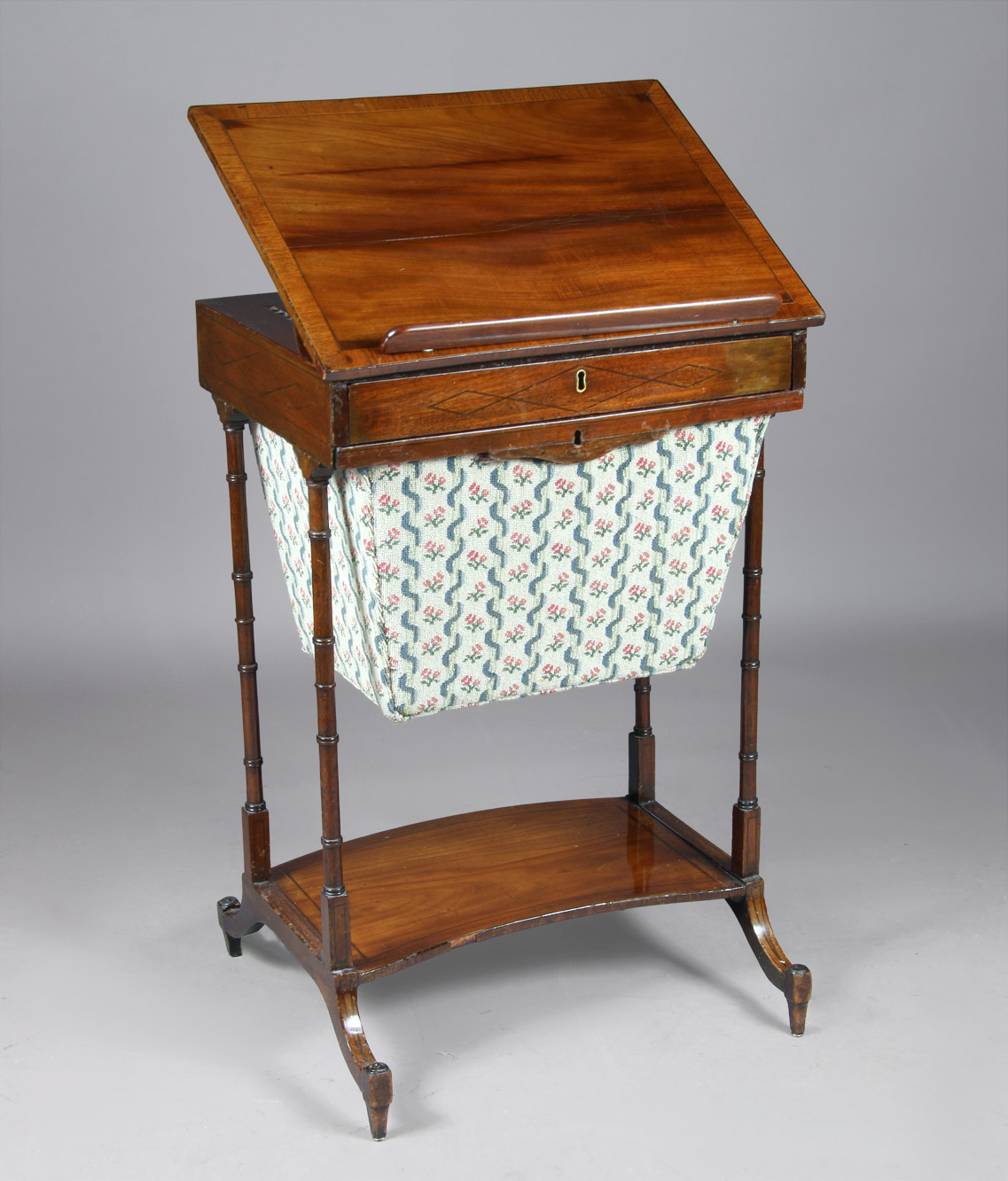  PEQUEÑA MESA INGLESA ANTIGUA PARA COSTURA Y LECTURA.