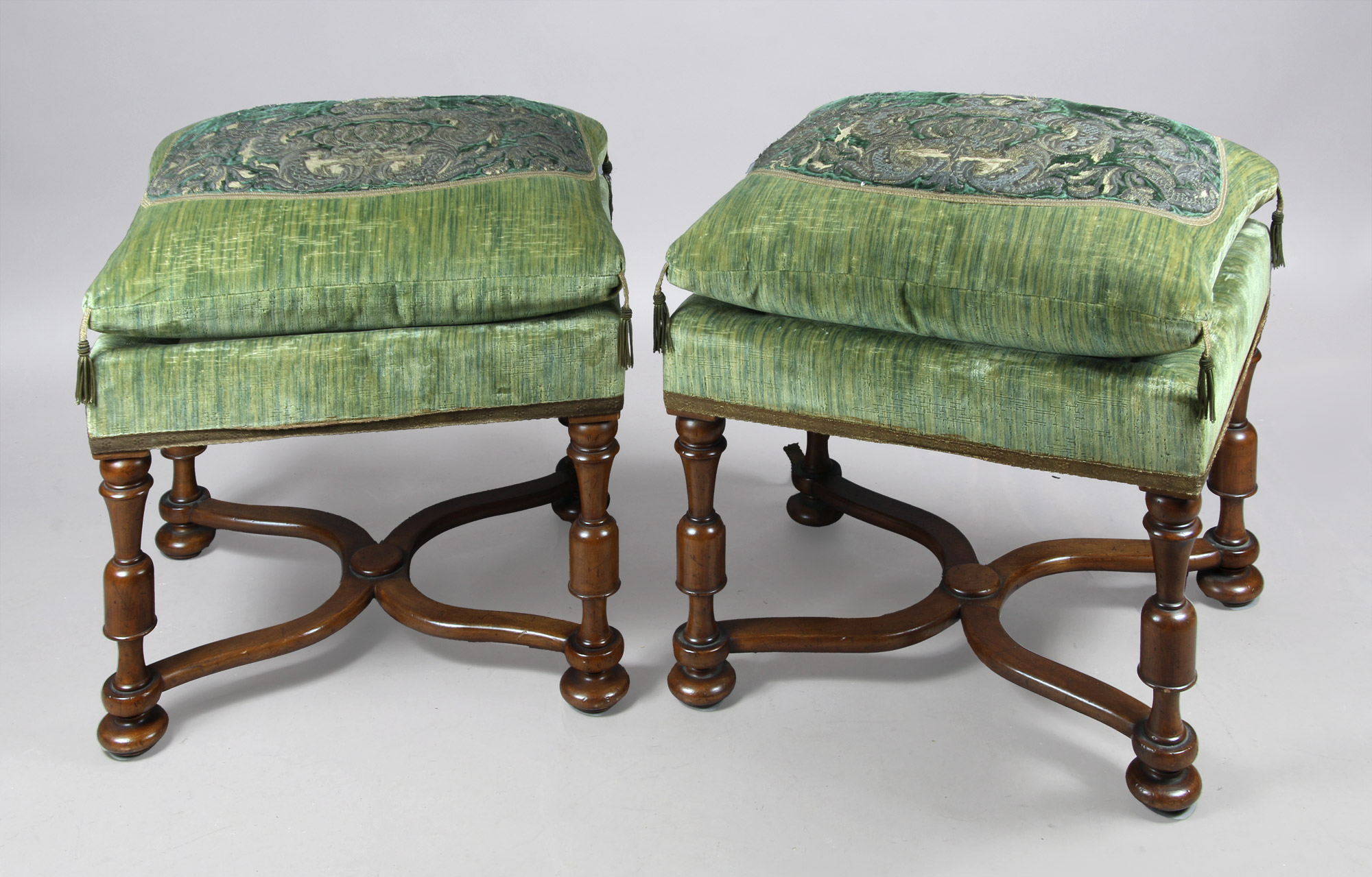  PAR DE BANQUETAS INGLESAS DE ESTILO WILLIAM & MARY.