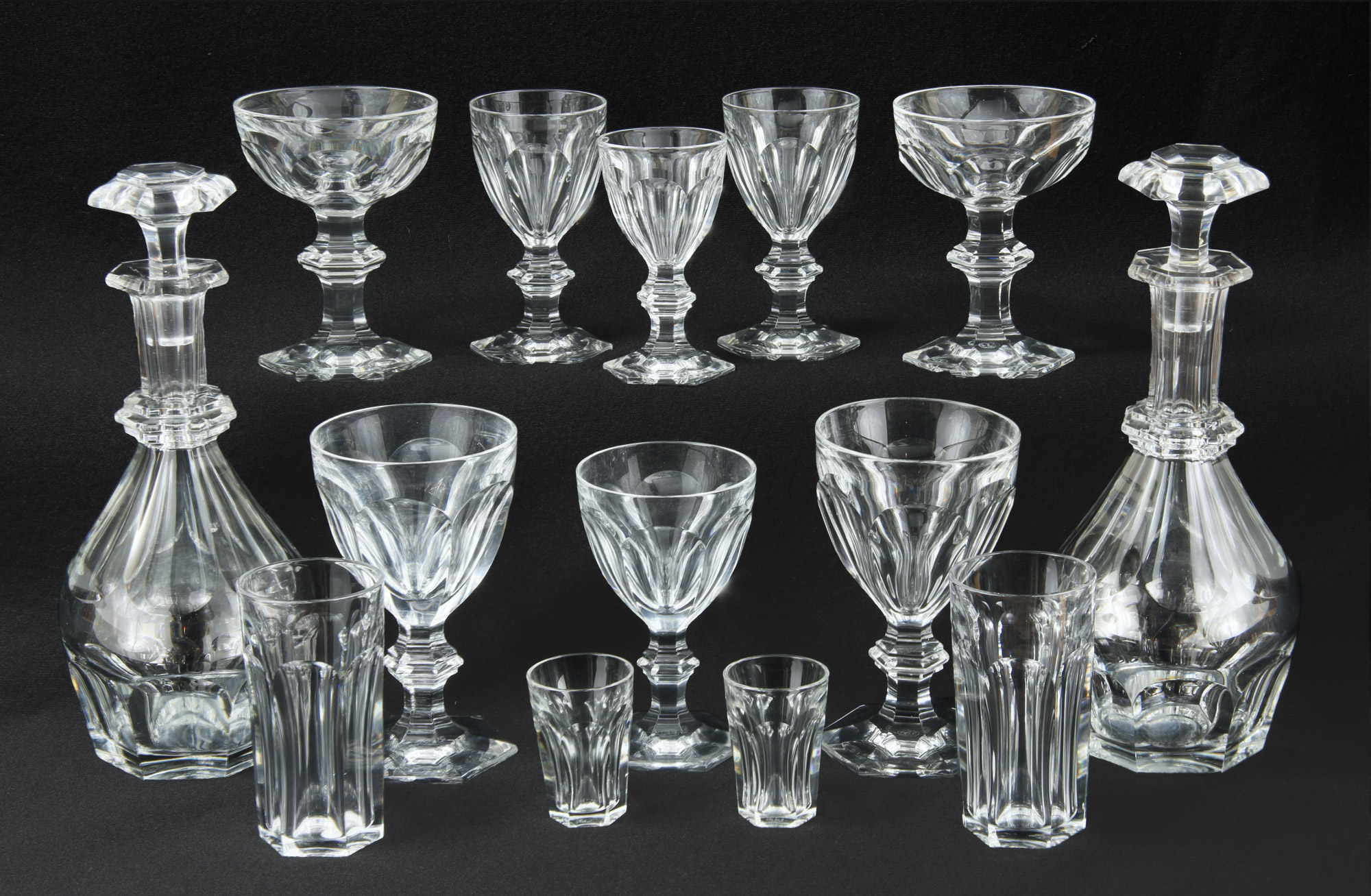 Lotes 569, 572, 571 y 570:
IMPORTANTE JUEGO DE COPAS FRANCES DE BACCARAT SELLADO.
PAR DE BOTELLONES FRANCESES DE BACCARAT MODELO HARCOURT.
OCHO VASOS FRANCESES DE BACCARAT SELLADO PARA NARANJADA.
ONCE PEQUEÑOS VASOS FRANCESES DE BACCARAT SELLADO. Lotes 569, 572, 571 y 570:
IMPORTANTE JUEGO DE COPAS FRANCES DE BACCARAT SELLADO.
PAR DE BOTELLONES FRANCESES DE BACCARAT MODELO HARCOURT.
OCHO VASOS FRANCESES DE BACCARAT SELLADO PARA NARANJADA.
ONCE PEQUEÑOS VASOS FRANCESES DE BACCARAT SELLADO.