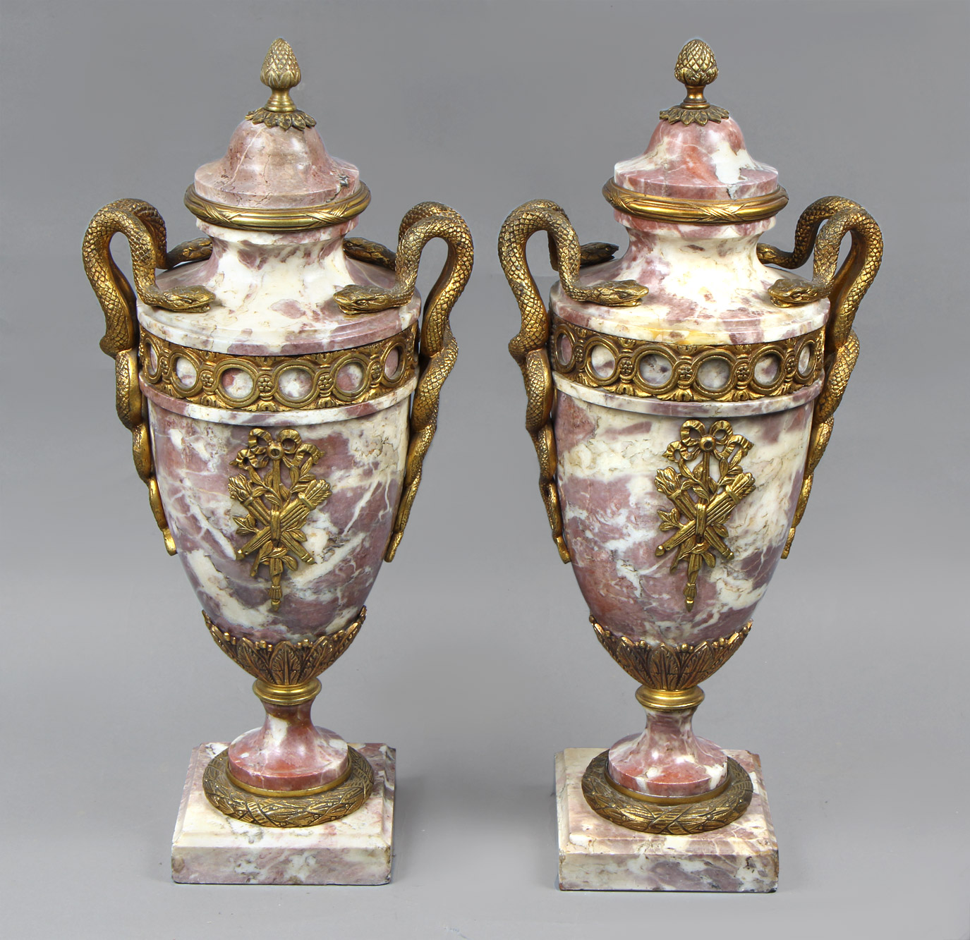  PAR DE ANFORAS FRANCESAS DE MARMOL Y BRONCE. 