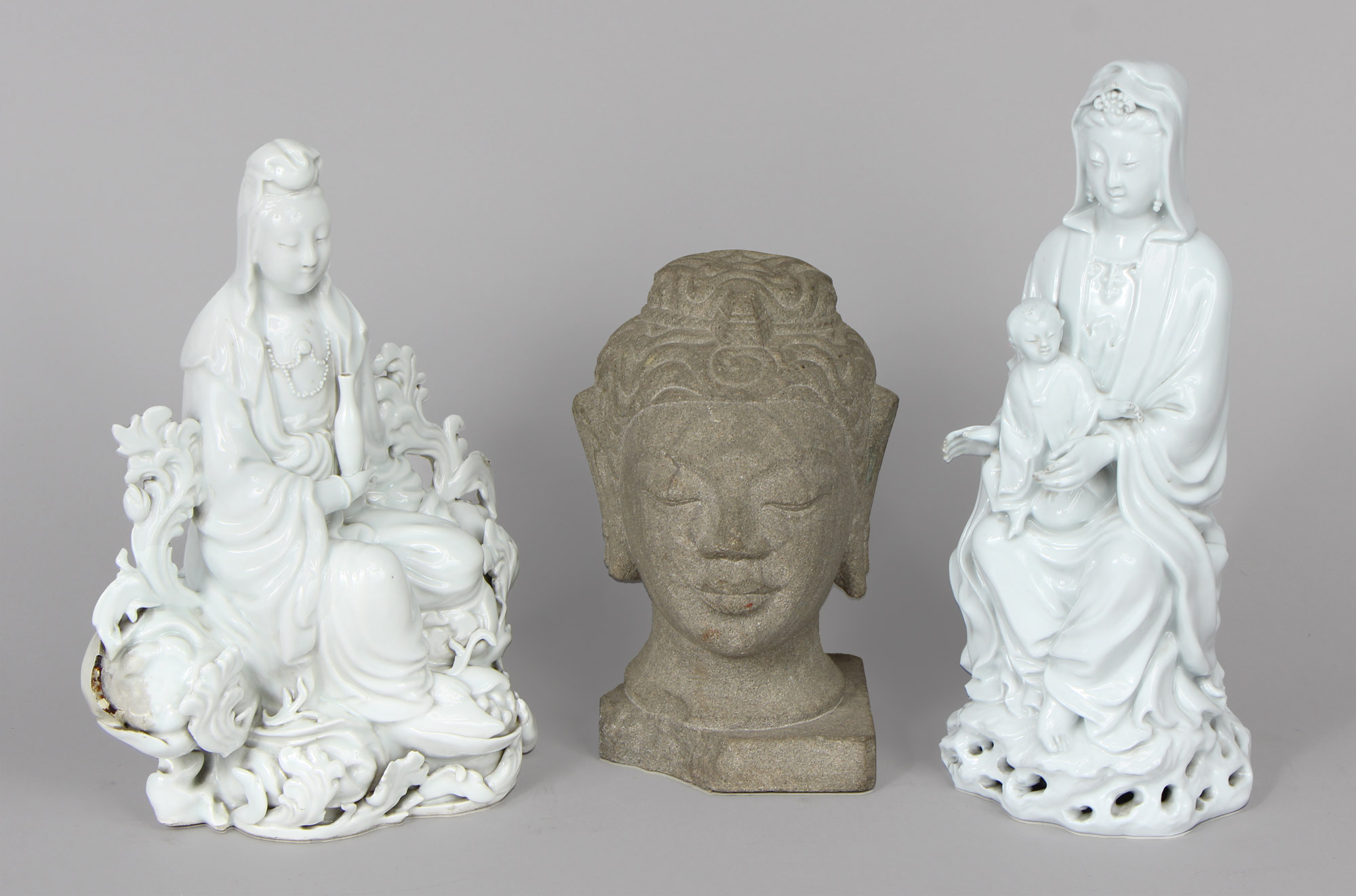 Lotes 971 y 972: 
																		DOS GRUPOS DE PORCELANA BLANC DE CHINE. 
																		CABEZA 'BUDHA' EN PIEDRA ESCULPIDA. 