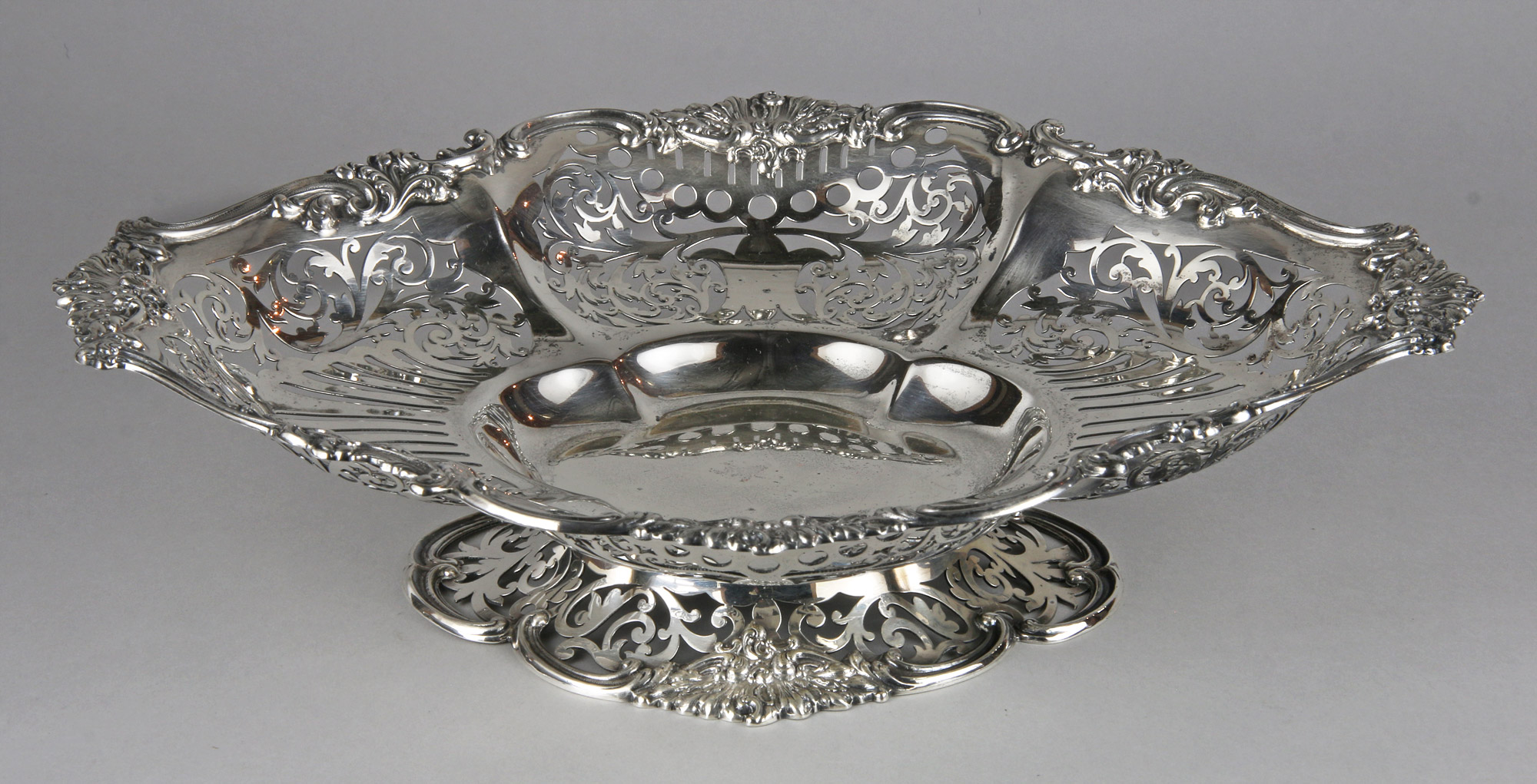 FRUTERA DE FORMA OVAL DE PLATA INGLESA SELLADA. FRUTERA DE FORMA OVAL DE PLATA INGLESA SELLADA.