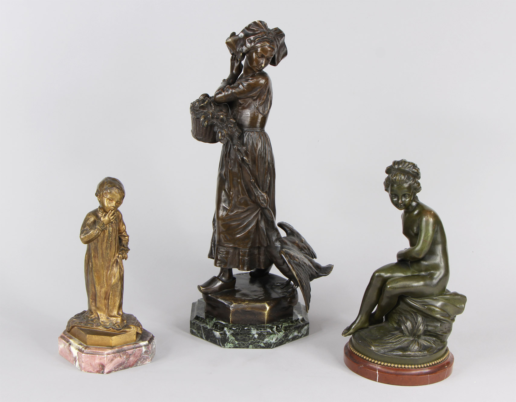 Lotes 982, 983 y 984: 
																		MONGINOT, Charlotte: 'NIÑO CON ROPA DE CAMA'
																		SCHULTZ, Albert: 'GÄNSELIESEL'
																		FALCONET, Etienne Maurice: 'DIANA CAZADORA JOVEN' 