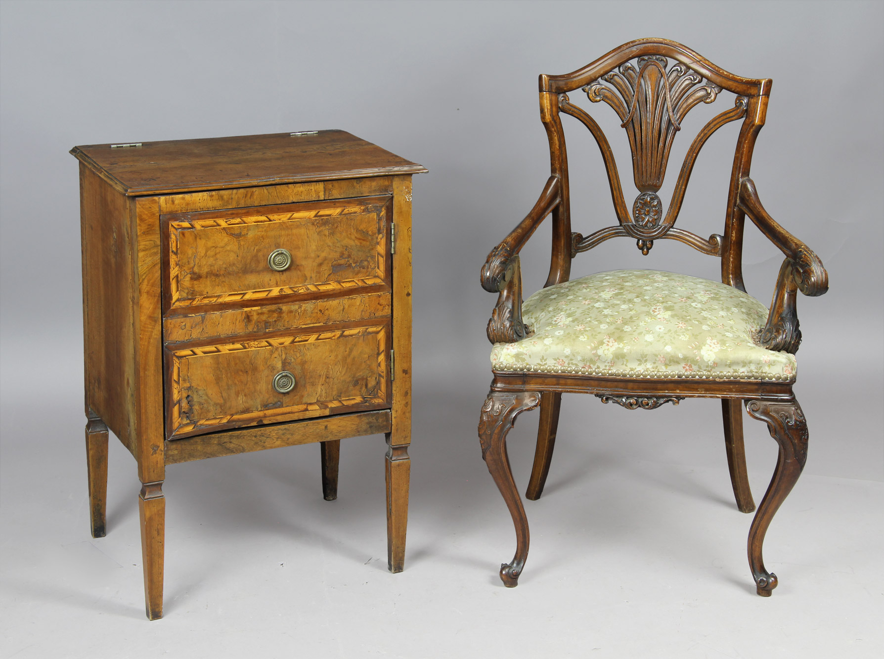 Lotes 393 y 394:
ANTIGUA MESA DE LUZ DEL NORTE DE ITALIA.
ANTIGUO PEQUEÑO SILLON ITALIANO SIGLO XIX. Lotes 393 y 394:
ANTIGUA MESA DE LUZ DEL NORTE DE ITALIA.
ANTIGUO PEQUEÑO SILLON ITALIANO SIGLO XIX.