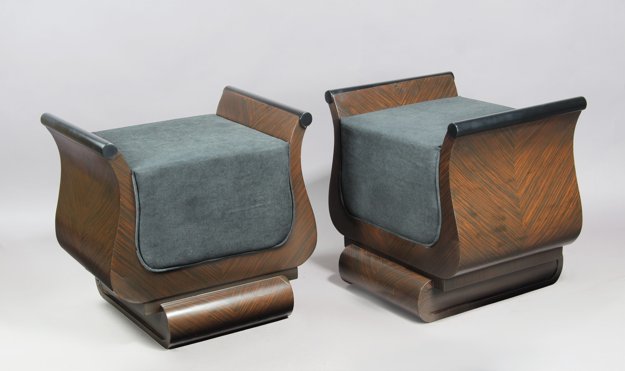 PAR DE BANQUETAS DE DISEÑO ART DECO. PAR DE BANQUETAS DE DISEÑO ART DECO.