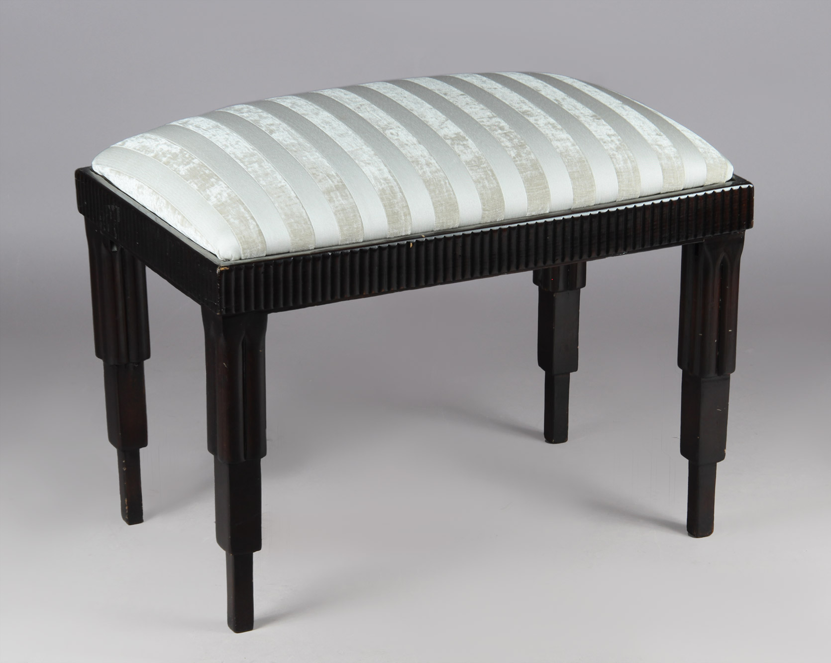 PEQUEÑA BANQUETA RECTANGULAR ESTILO ART DECO. PEQUEÑA BANQUETA RECTANGULAR ESTILO ART DECO.