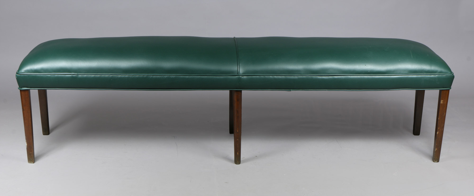 PAR DE BANQUETAS ALARGADAS DE LINEA MODERNA. PAR DE BANQUETAS ALARGADAS DE LINEA MODERNA.