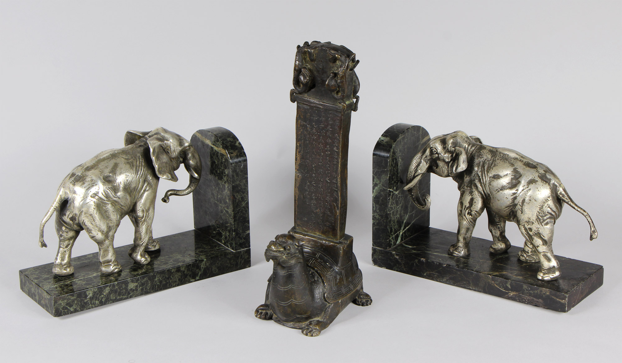 Lotes 910 y 909: 
																		PAR DE SUJETA LIBROS DE METAL Y MARMOL.
																		PIEZA ORNAMENTAL CHINA DE BRONCE PATINADO.