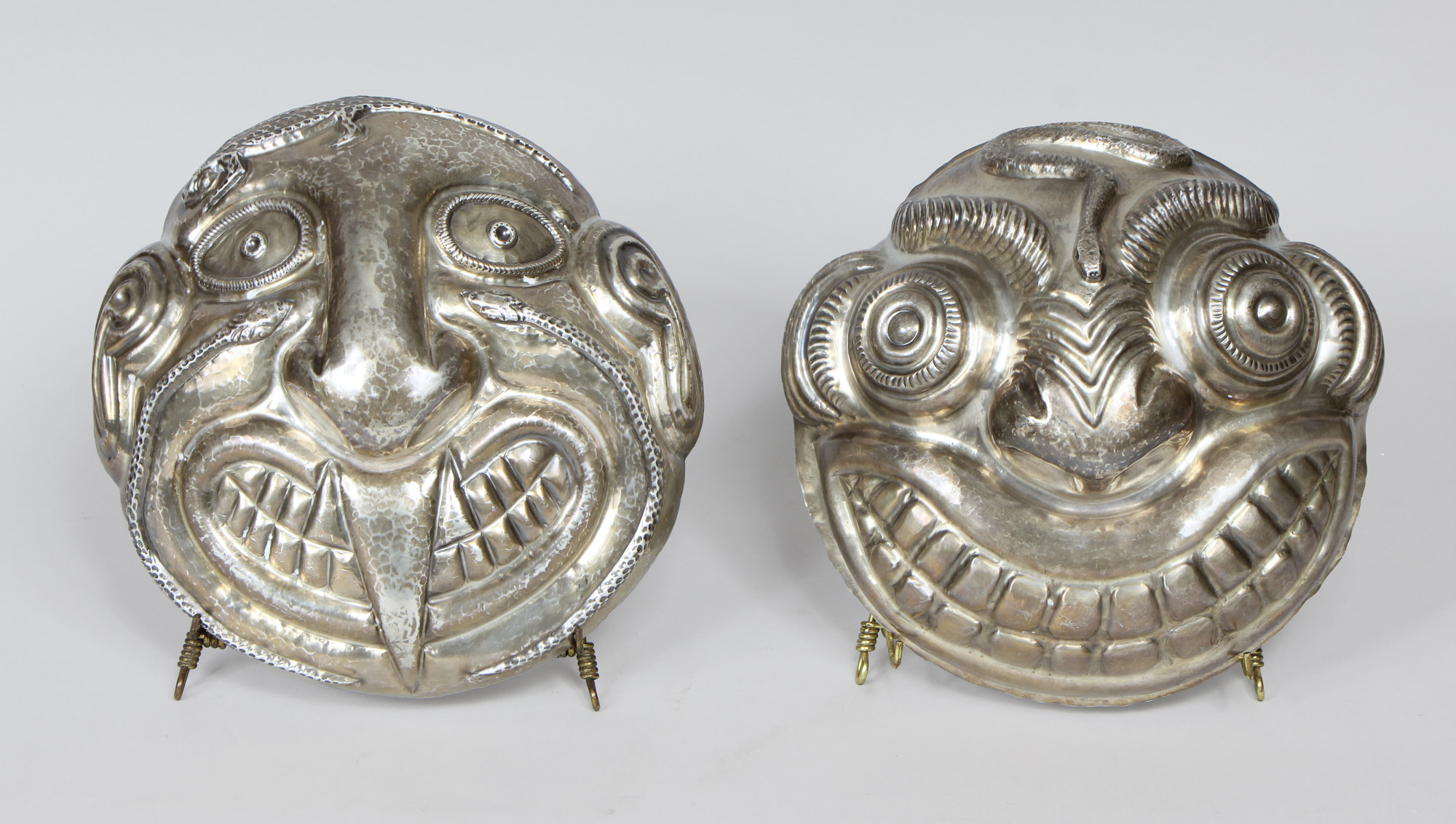 PAR DE ANTIGUAS MASCARAS COLONIALES SUDAMERICANAS. PAR DE ANTIGUAS MASCARAS COLONIALES SUDAMERICANAS.