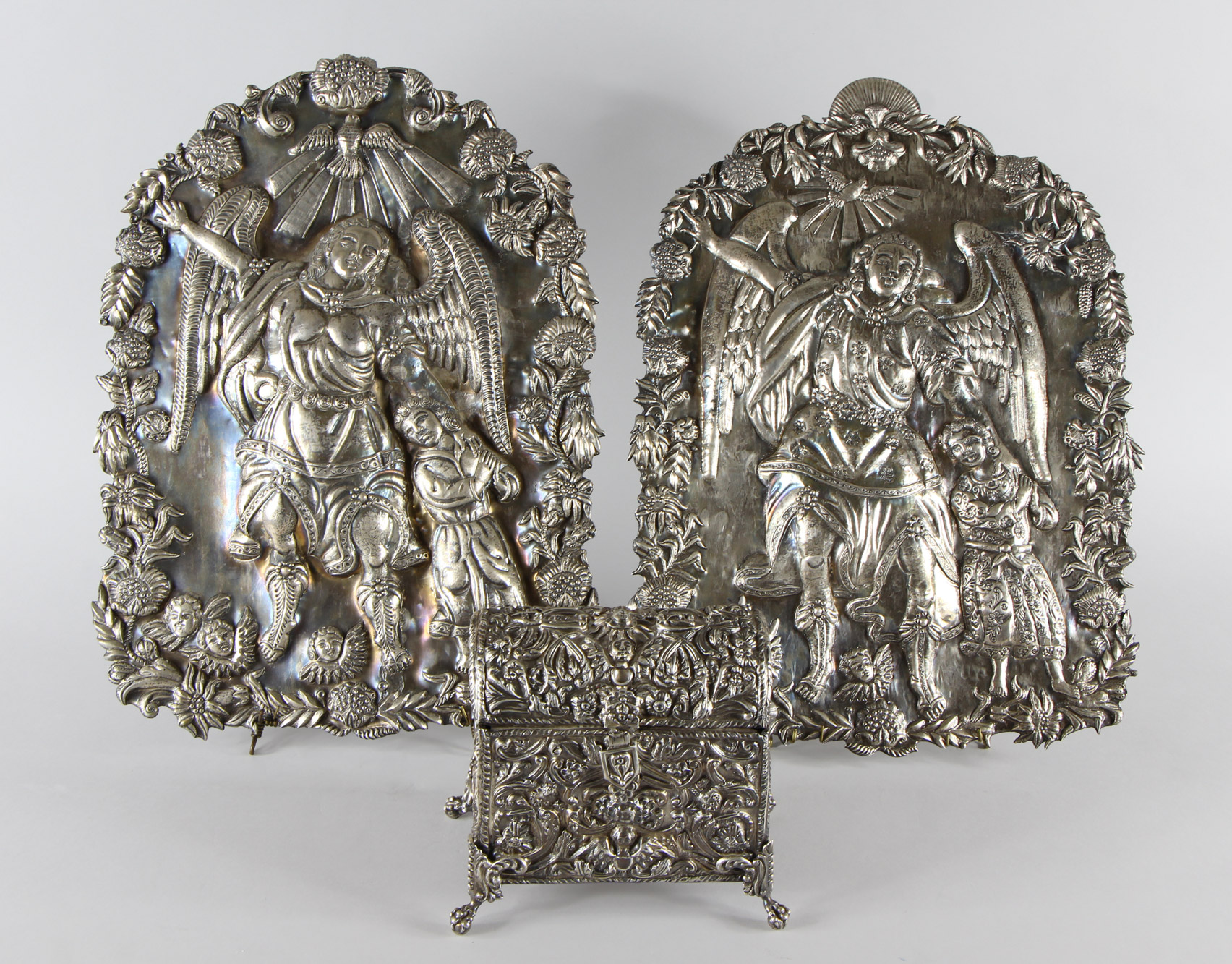 Lotes 580 y 579:
PAR DE ANTIGUAS PLACAS VIRREYNALES ANDINAS REPUJADAS.
ANTIGUO COFRE COLONIAL CINCELADO Y REPUJADO CON TAPA. Lotes 580 y 579:
PAR DE ANTIGUAS PLACAS VIRREYNALES ANDINAS REPUJADAS.
ANTIGUO COFRE COLONIAL CINCELADO Y REPUJADO CON TAPA.