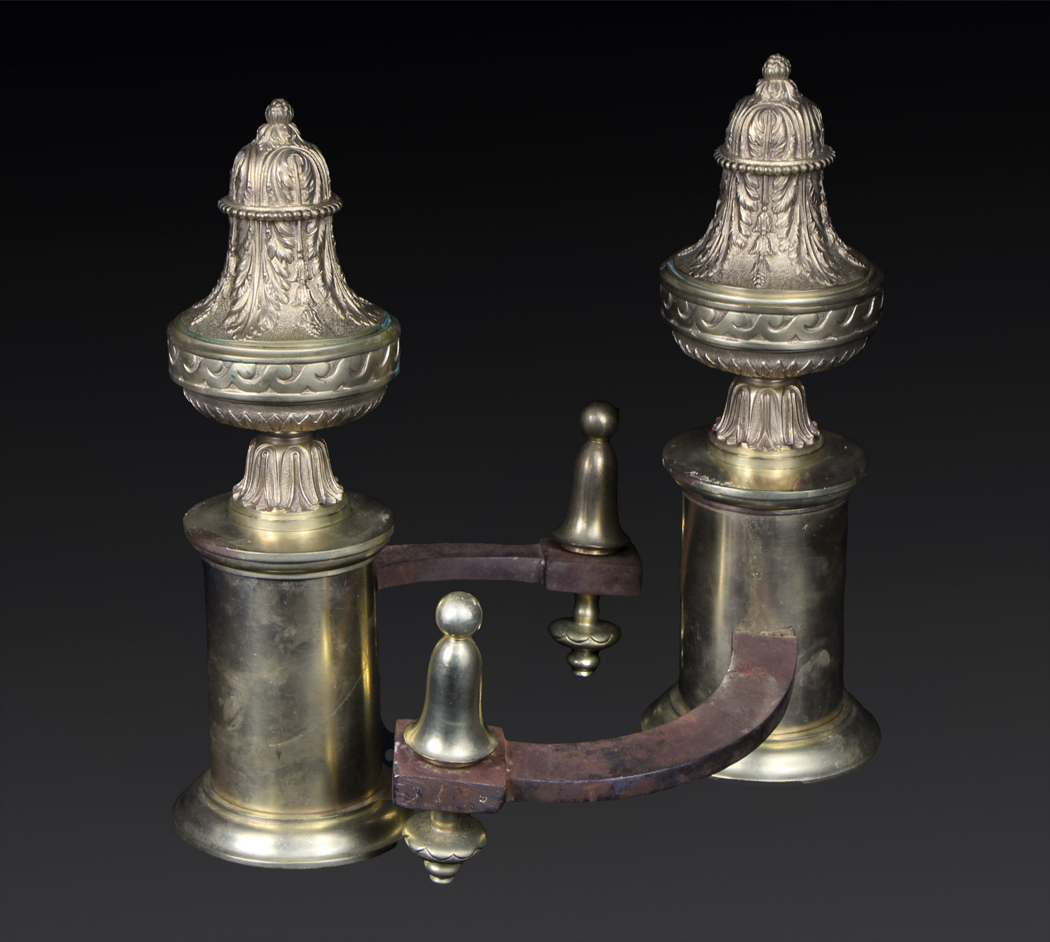 PAR DE CHENETS FRANCESES DE BRONCE DORADO. PAR DE CHENETS FRANCESES DE BRONCE DORADO.