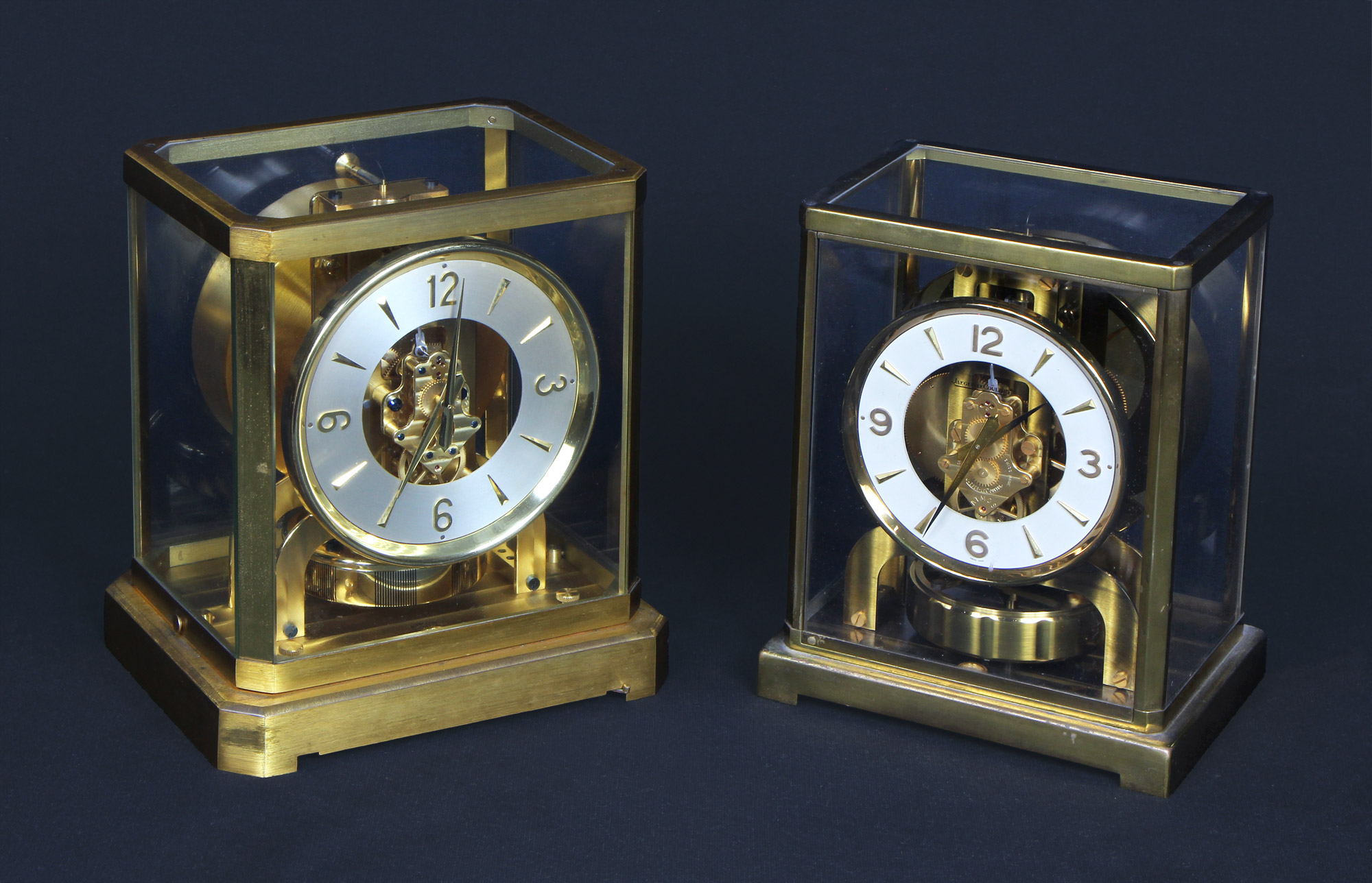 Lotes 904 y 905: 
																		RELOJ DE APOYO SUIZO MARCA JAEGER LE COULTRE MODELO ATMOS.
																		RELOJ DE APOYO SUIZO MARCA JAEGER LE COULTRE MODELO ATMOS.