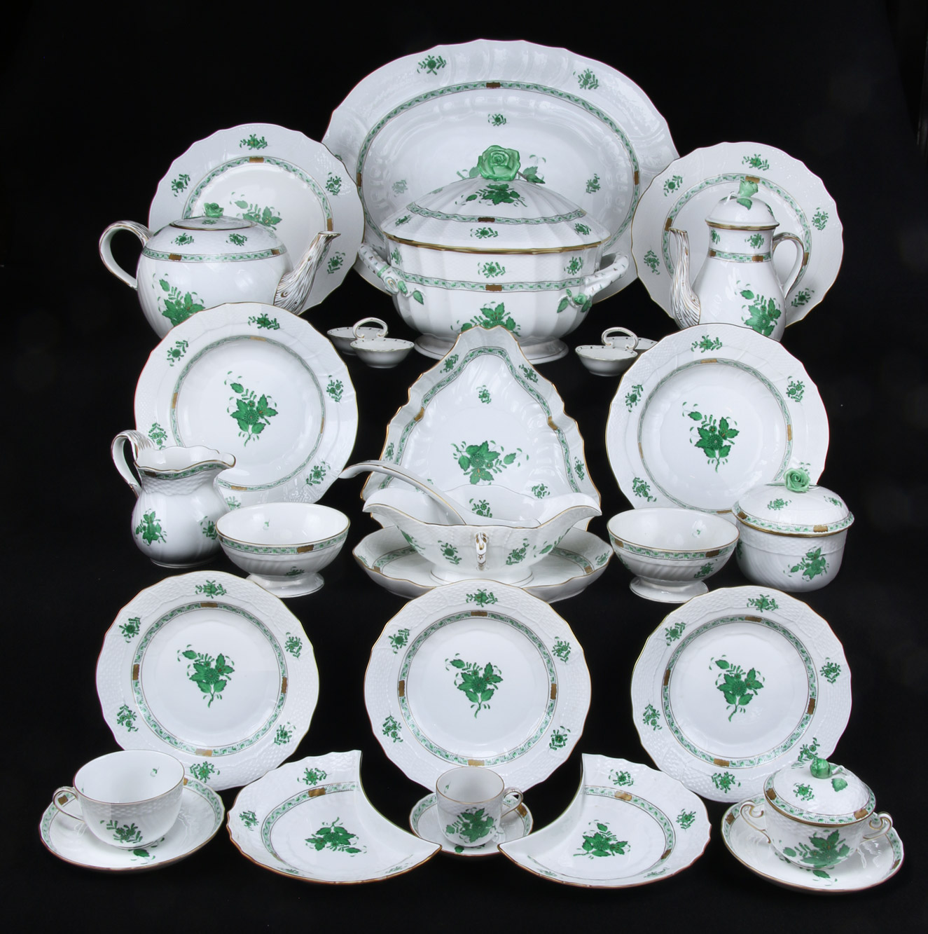  JUEGO DE PORCELANA HUNGARA DE HEREND PARA MESA. 