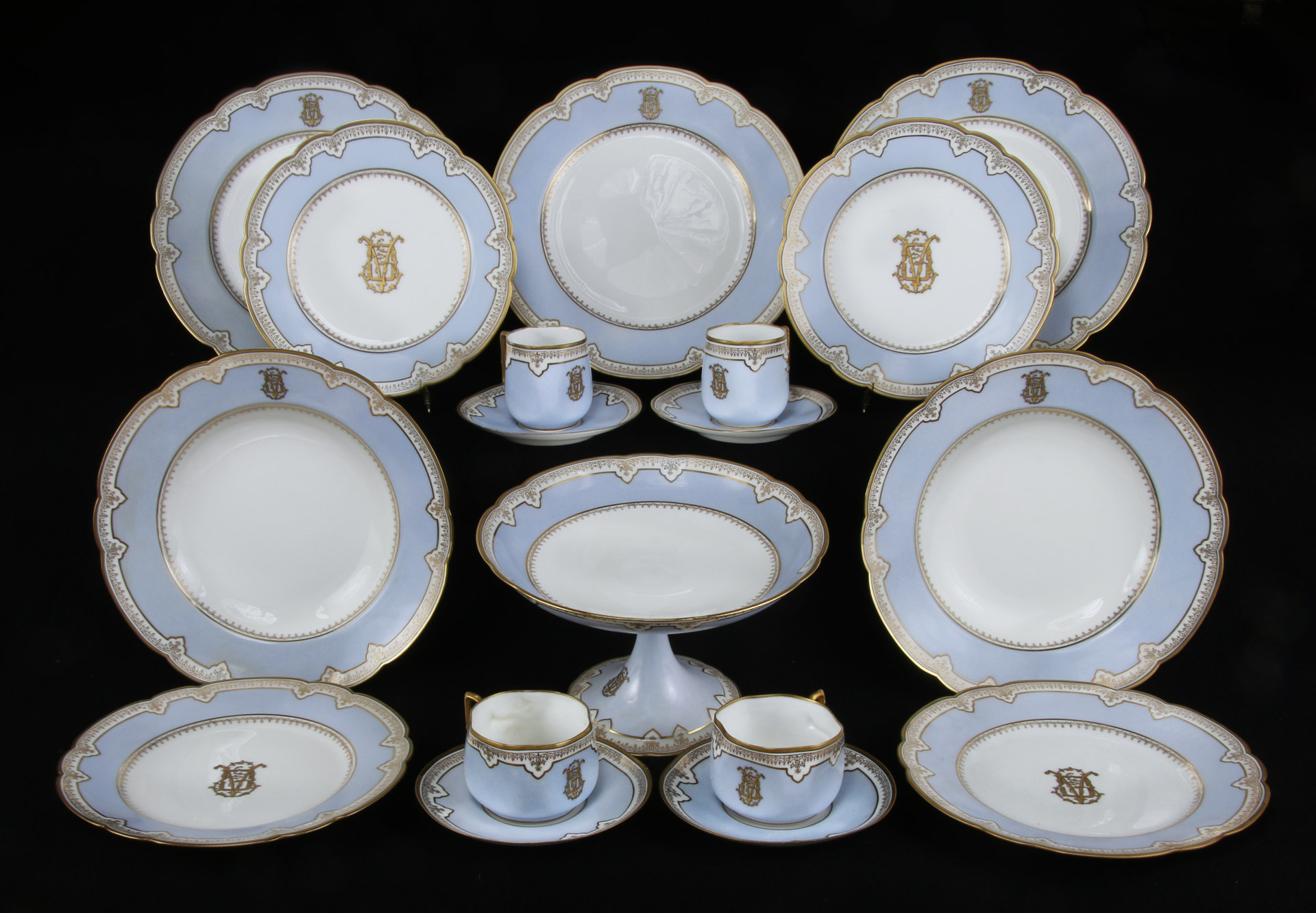 Lotes 823 y 822: 
																		JUEGO DE PORCELANA FRANCESA MANSARD PARA MESA.
																		JUEGO DE PORCELANA FRANCESA MANSARD PARA MESA.