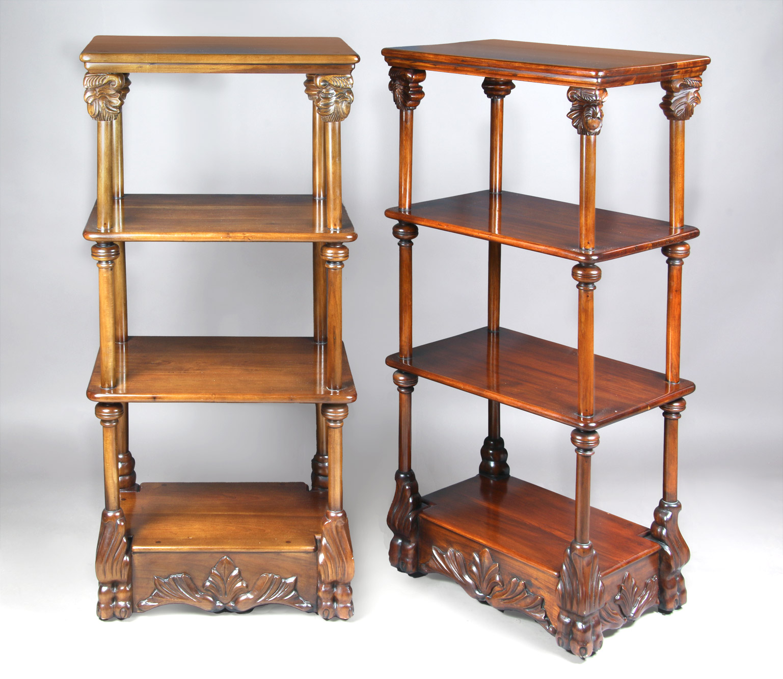 PAR DE 'ETAGERES' DE MADERA DE CAOBA. PAR DE 'ETAGERES' DE MADERA DE CAOBA.