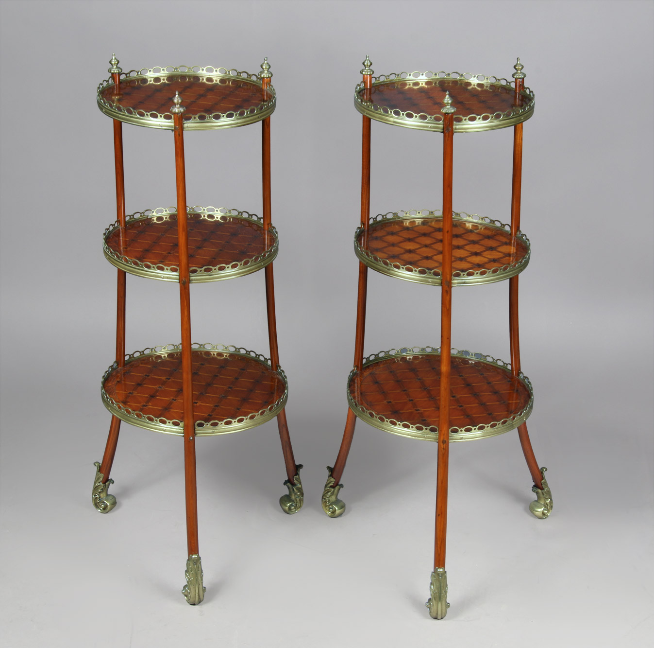 PAR DE MESAS 'ETAGERE' DE ESTILO FRANCES LOUIS PHILIPPE. PAR DE MESAS 'ETAGERE' DE ESTILO FRANCES LOUIS PHILIPPE.