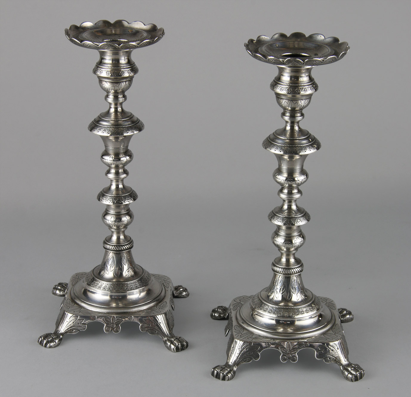 PAR DE ANTIGUOS CANDELEROS COLONIALES DE PLATA BAJA. PAR DE ANTIGUOS CANDELEROS COLONIALES DE PLATA BAJA.